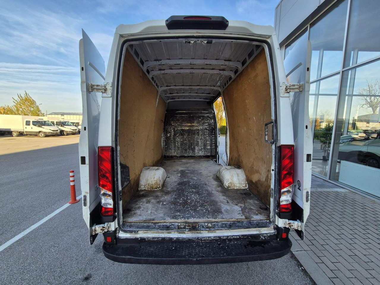 IVECO DAILY35C13V12m3 - ميكروباص: صور 5 IVECO DAILY35C13V12m3 - ميكروباص: صور 5