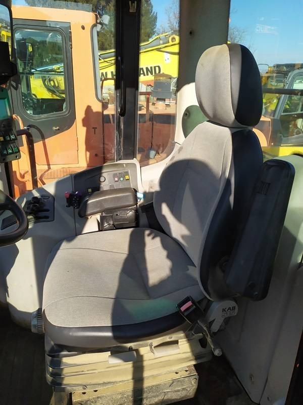 اللودر بعجل New Holland W 190: صور 8