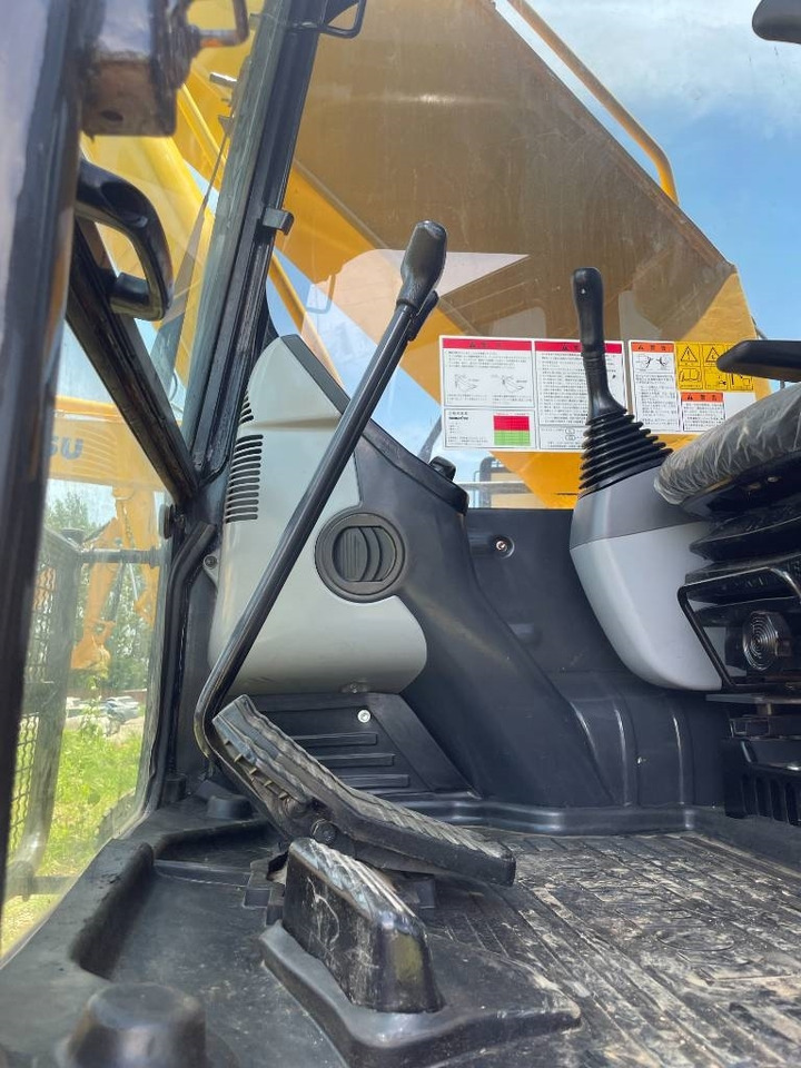 Komatsu PC 220 - حفارات زحافة: صور 4 Komatsu PC 220 - حفارات زحافة: صور 4