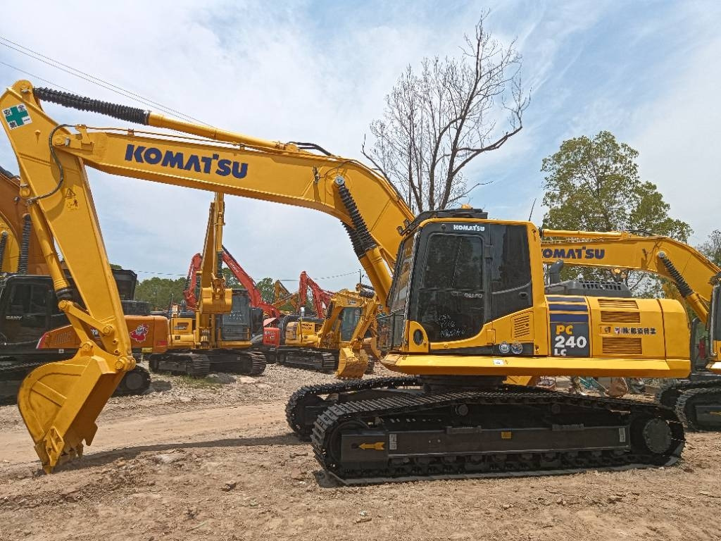 Komatsu PC 240  - حفارات زحافة: صور 1 Komatsu PC 240  - حفارات زحافة: صور 1
