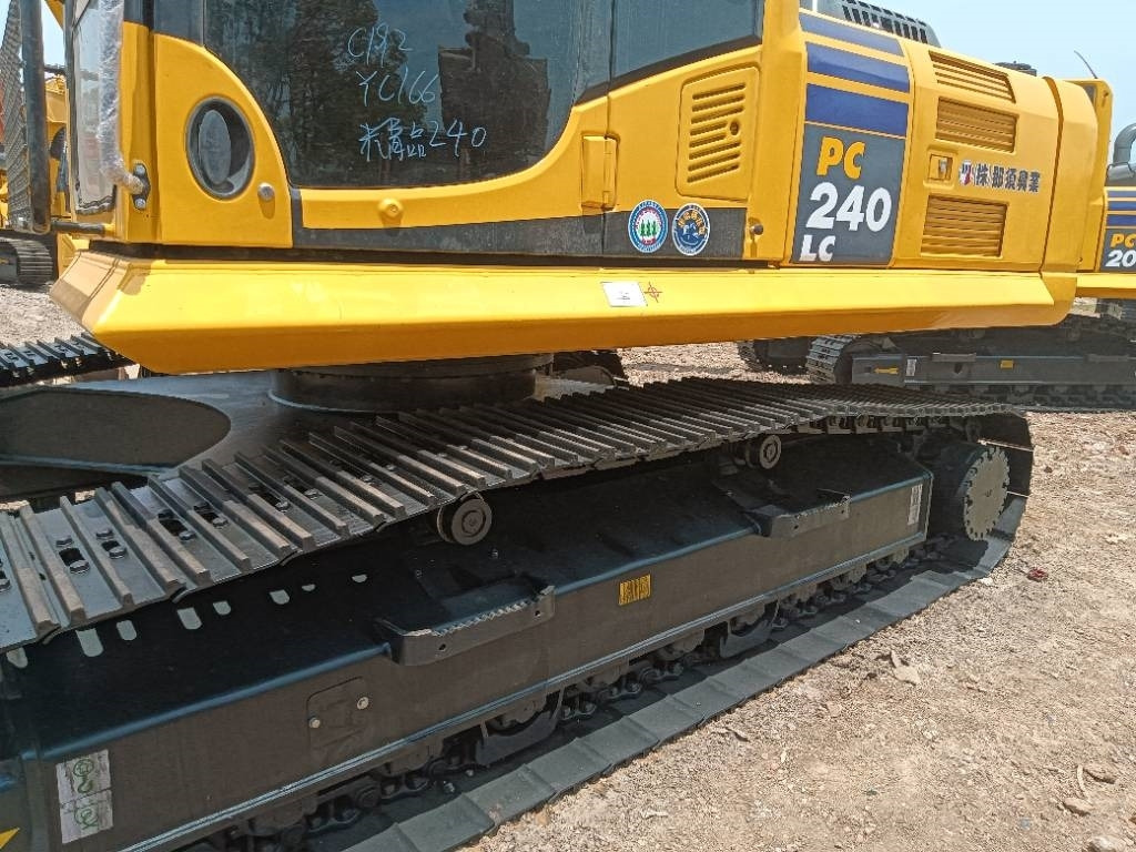 Komatsu PC 240  - حفارات زحافة: صور 2 Komatsu PC 240  - حفارات زحافة: صور 2