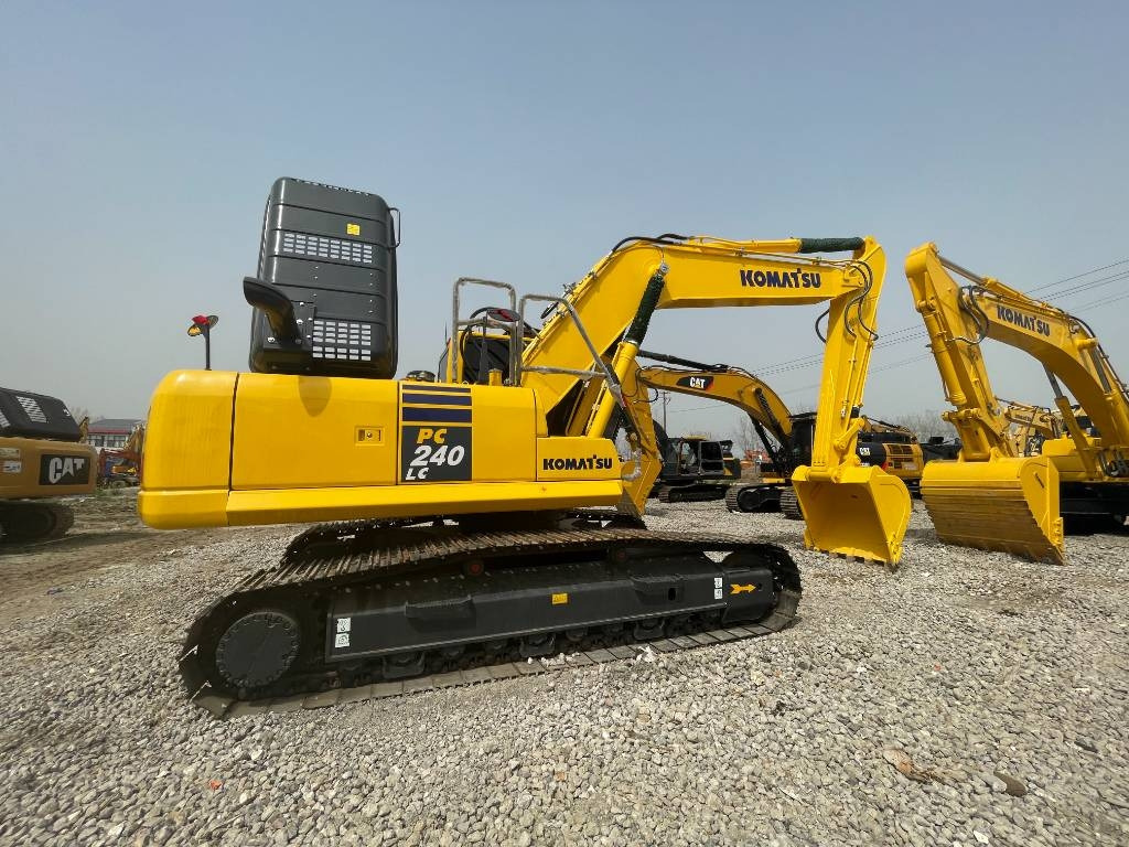 Komatsu PC 240  - حفارات زحافة: صور 1 Komatsu PC 240  - حفارات زحافة: صور 1