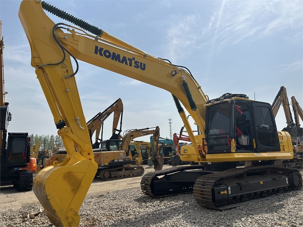 Komatsu PC240 - حفارات زحافة: صور 1 Komatsu PC240 - حفارات زحافة: صور 1