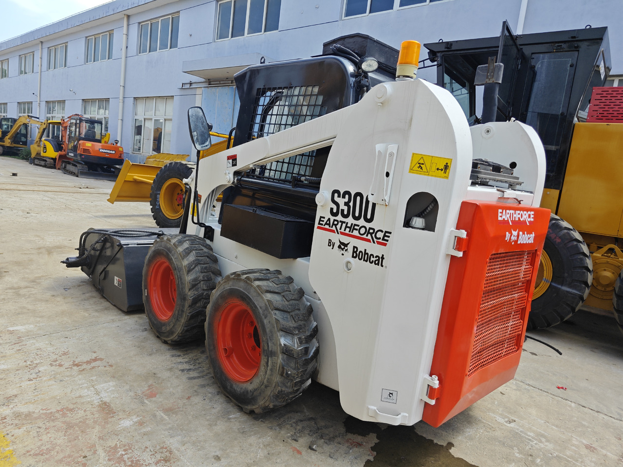 Bobcat S300 - شيول صغير: صور 1 Bobcat S300 - شيول صغير: صور 1