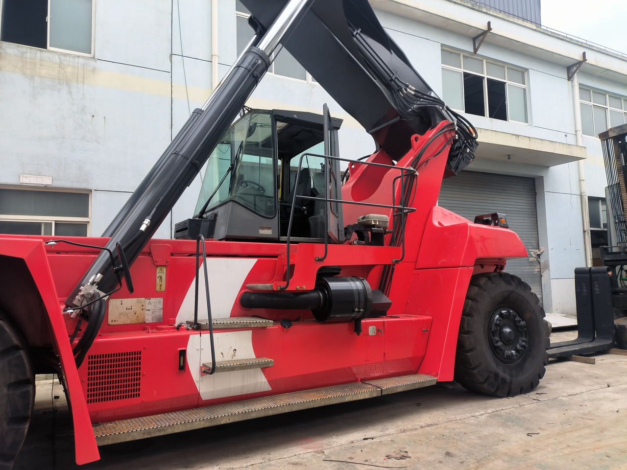Kalmar DRF450 Used Reach stacker/Container forklift - رافعات حاويات: صور 3 Kalmar DRF450 Used Reach stacker/Container forklift - رافعات حاويات: صور 3