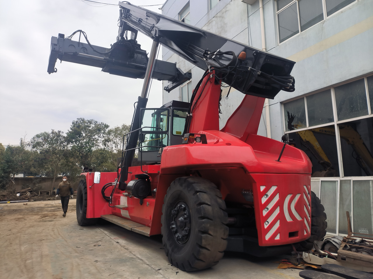 Kalmar DRF450 Used Reach stacker/Container forklift - رافعات حاويات: صور 1 Kalmar DRF450 Used Reach stacker/Container forklift - رافعات حاويات: صور 1