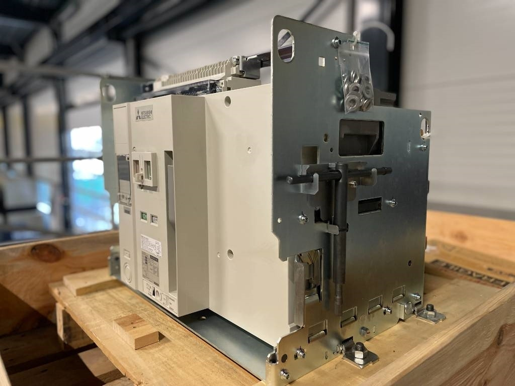 Mitsubishi Circuit breaker 3200A - AE3200-SW 4P - DPX-12648 - آلات البناء: صور 5 Mitsubishi Circuit breaker 3200A - AE3200-SW 4P - DPX-12648 - آلات البناء: صور 5