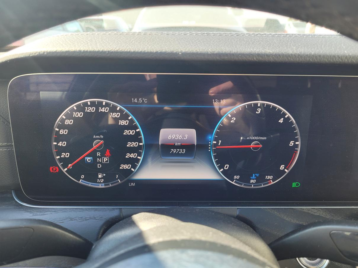 سيارة MERCEDES BENZ E 220 D 4MATIC SEDAN: صور 18