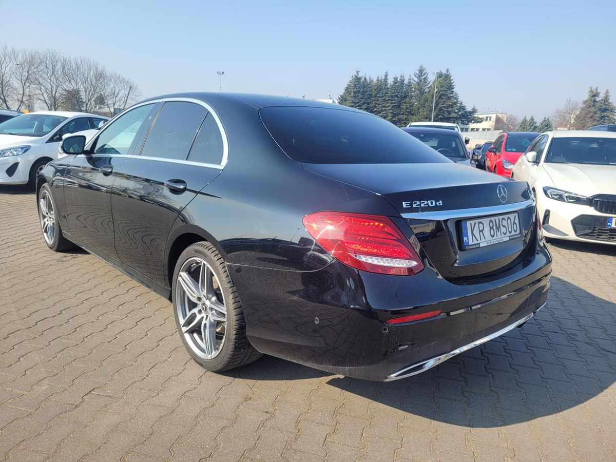 سيارة MERCEDES BENZ E 220 D 4MATIC SEDAN: صور 6