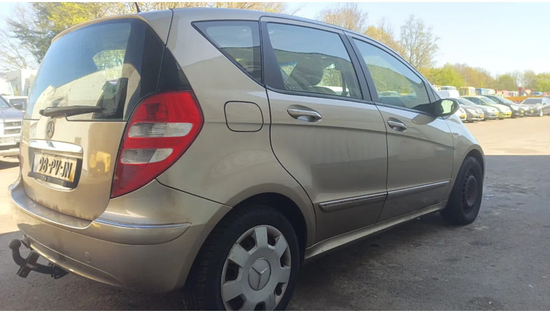 Mercedes-Benz A-Klasse 170 , Airco , leder , distrbute ketting maakt lawaai - هاتشباك: صور 3 Mercedes-Benz A-Klasse 170 , Airco , leder , distrbute ketting maakt lawaai - هاتشباك: صور 3