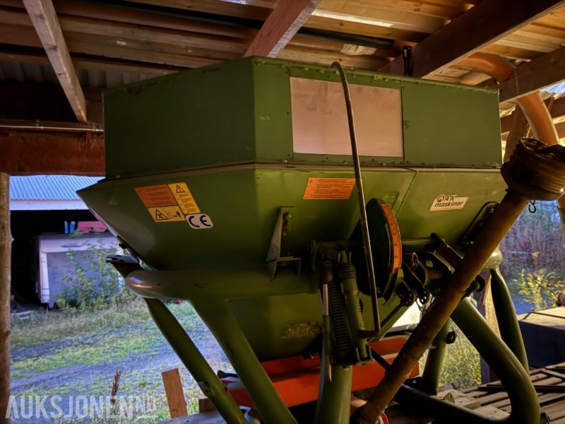 1900 Gjødselspreder m/aksling - الآلات والماكينات الزراعية: صور 3 1900 Gjødselspreder m/aksling - الآلات والماكينات الزراعية: صور 3