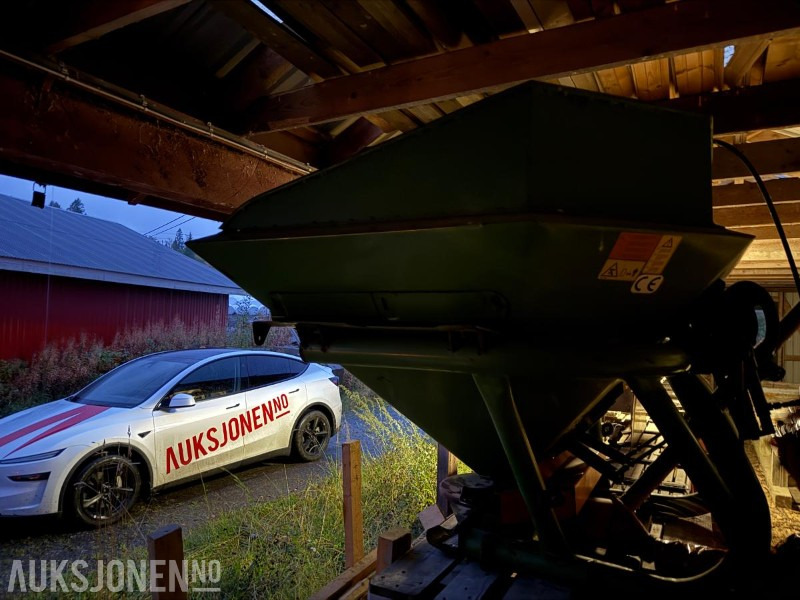 1900 Gjødselspreder m/aksling - الآلات والماكينات الزراعية: صور 4 1900 Gjødselspreder m/aksling - الآلات والماكينات الزراعية: صور 4