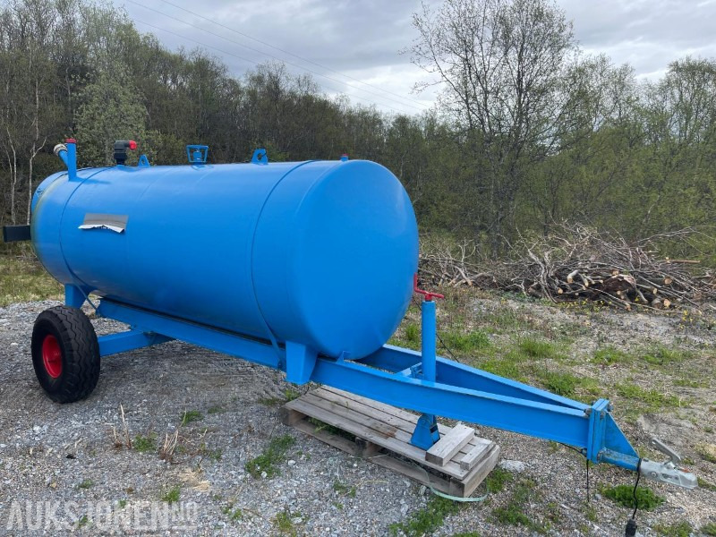 1989 Vanntank Godkjent for Drikkevann på 3000 Liter - ملحقات - آلات البناء: صور 2 1989 Vanntank Godkjent for Drikkevann på 3000 Liter - ملحقات - آلات البناء: صور 2