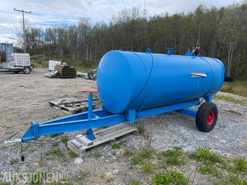 1989 Vanntank Godkjent for Drikkevann på 3000 Liter - ملحقات - آلات البناء: صور 1 1989 Vanntank Godkjent for Drikkevann på 3000 Liter - ملحقات - آلات البناء: صور 1