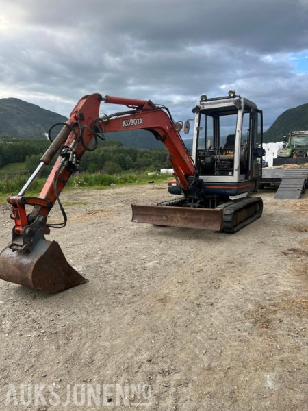 حفارة 1997 Kubota KX 121-2 gravemaskin med 2 skuffer og klype: صور 1