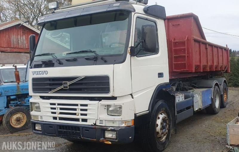 2000 Volvo FM-12 MED KASSE OG MASKINFLAK - شاحنة ذات الخطاف: صور 1 2000 Volvo FM-12 MED KASSE OG MASKINFLAK - شاحنة ذات الخطاف: صور 1