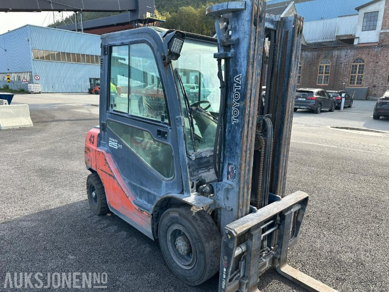 2008 Toyota Toyota Tonero 25 8FDF25 Gaffeltruck / Motvektstruck - معدات المناولة: صور 2 2008 Toyota Toyota Tonero 25 8FDF25 Gaffeltruck / Motvektstruck - معدات المناولة: صور 2