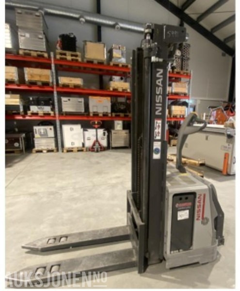 2009 Nissan - STABLETRUCK TS/140STFVP320 - معدات المناولة: صور 1 2009 Nissan - STABLETRUCK TS/140STFVP320 - معدات المناولة: صور 1