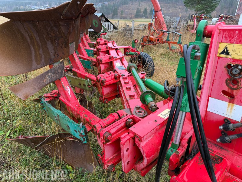 2010 UNIA vendeplog – 5 skjær, kraftig modell - الآلات والماكينات الزراعية: صور 5 2010 UNIA vendeplog – 5 skjær, kraftig modell - الآلات والماكينات الزراعية: صور 5