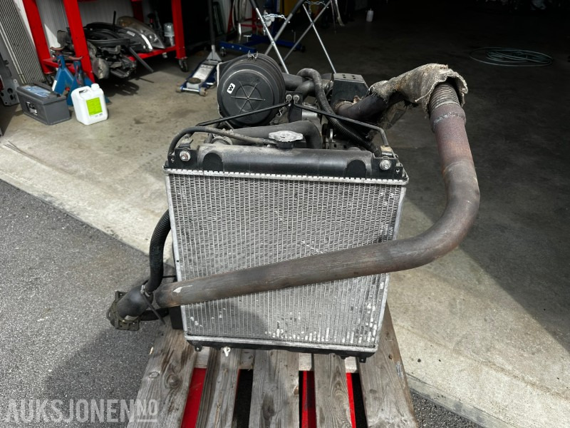 2010 Yanmar 4TNV84T-GGEH - معدات البناء: صور 4 2010 Yanmar 4TNV84T-GGEH - معدات البناء: صور 4