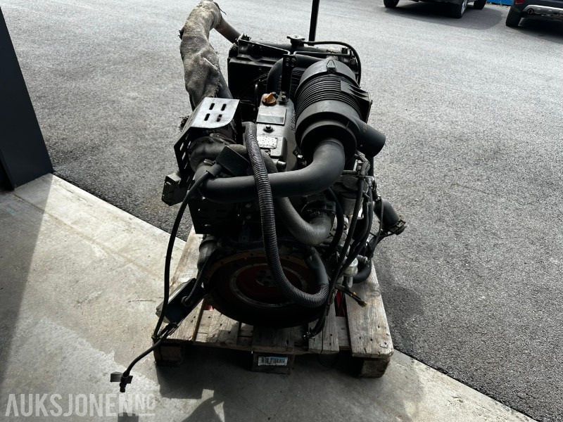 2010 Yanmar 4TNV84T-GGEH - معدات البناء: صور 3 2010 Yanmar 4TNV84T-GGEH - معدات البناء: صور 3
