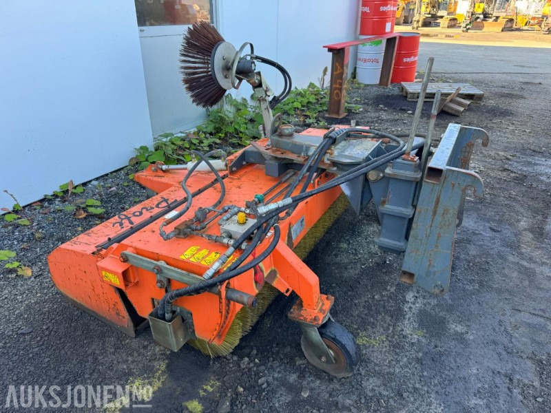 2011 Tuchel Profi 600 - feiekost/gatekost 180 cm - brukt på Volvo L25 - ملحقات - آلات البناء: صور 2 2011 Tuchel Profi 600 - feiekost/gatekost 180 cm - brukt på Volvo L25 - ملحقات - آلات البناء: صور 2