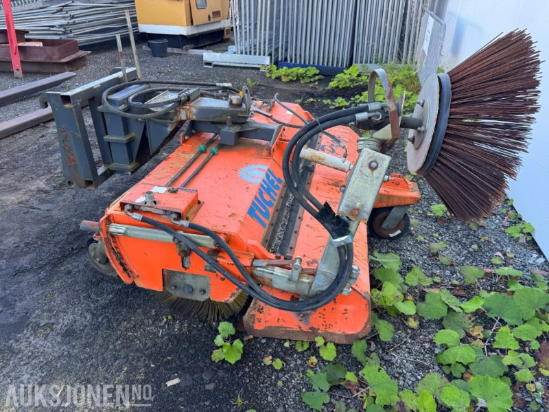 2011 Tuchel Profi 600 - feiekost/gatekost 180 cm - brukt på Volvo L25 - ملحقات - آلات البناء: صور 5 2011 Tuchel Profi 600 - feiekost/gatekost 180 cm - brukt på Volvo L25 - ملحقات - آلات البناء: صور 5