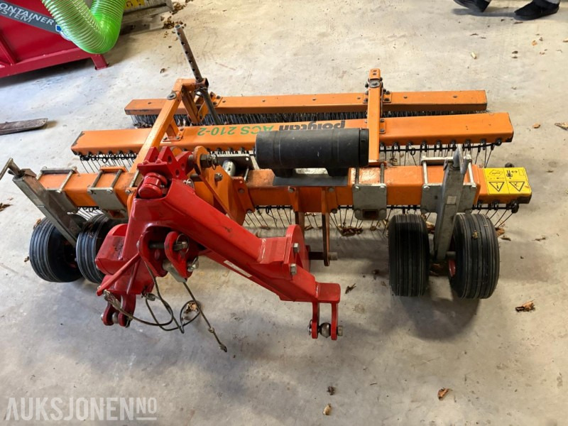 2013 Polytan ACS 210-2 kunstgresspleieaggregat,vedlikeholdsverktøy for kunstgressbaner - الآلات والماكينات الزراعية: صور 4 2013 Polytan ACS 210-2 kunstgresspleieaggregat,vedlikeholdsverktøy for kunstgressbaner - الآلات والماكينات الزراعية: صور 4