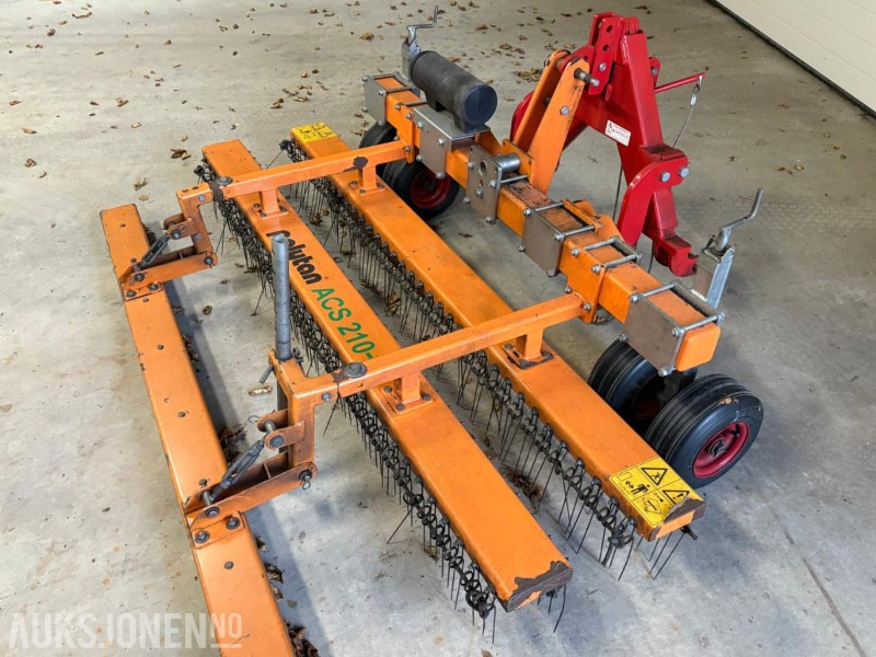 2013 Polytan ACS 210-2 kunstgresspleieaggregat,vedlikeholdsverktøy for kunstgressbaner - الآلات والماكينات الزراعية: صور 5 2013 Polytan ACS 210-2 kunstgresspleieaggregat,vedlikeholdsverktøy for kunstgressbaner - الآلات والماكينات الزراعية: صور 5