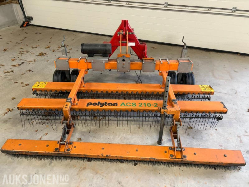 2013 Polytan ACS 210-2 kunstgresspleieaggregat,vedlikeholdsverktøy for kunstgressbaner - الآلات والماكينات الزراعية: صور 1 2013 Polytan ACS 210-2 kunstgresspleieaggregat,vedlikeholdsverktøy for kunstgressbaner - الآلات والماكينات الزراعية: صور 1
