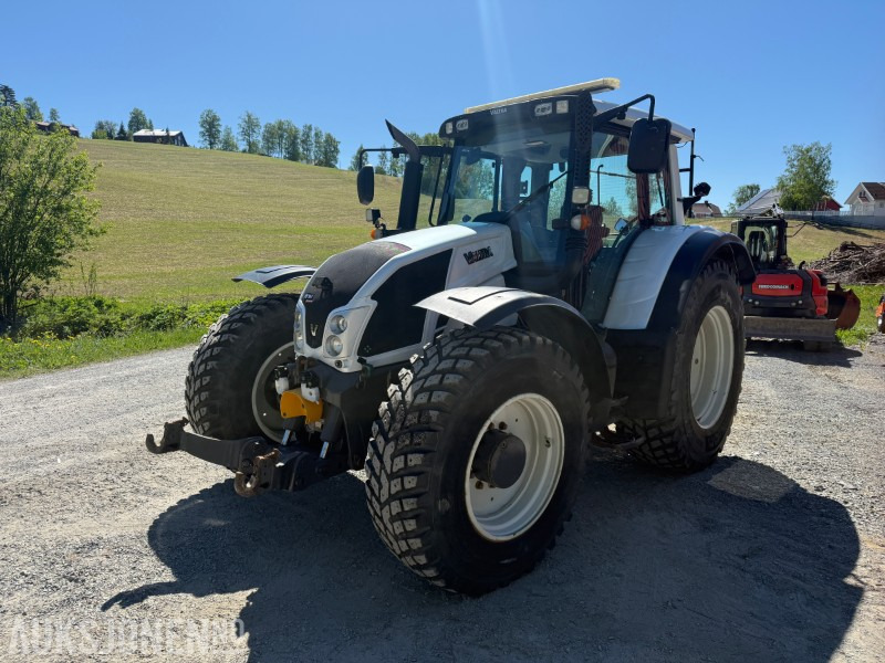2015 Valtra N163 Unlimited Edition traktor - Hyttefjæring - 4 dobbelt virkende uttak - front PTO - 2 seter - Servicehistorikk - جرار: صور 1 2015 Valtra N163 Unlimited Edition traktor - Hyttefjæring - 4 dobbelt virkende uttak - front PTO - 2 seter - Servicehistorikk - جرار: صور 1