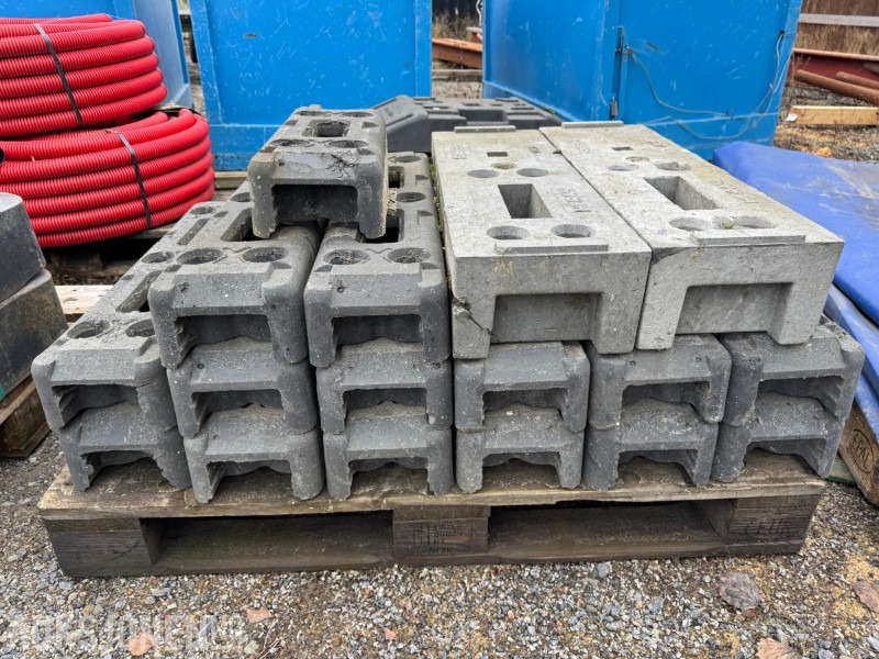 23 stk Gjerde og skiltfundament - معدات البناء: صور 1 23 stk Gjerde og skiltfundament - معدات البناء: صور 1