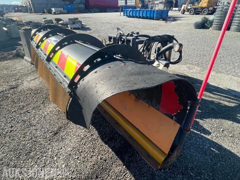 Arctic Machine 3700 Plog m/ Parallellogram. Slapseskjær. - شاحنة: صور 3 Arctic Machine 3700 Plog m/ Parallellogram. Slapseskjær. - شاحنة: صور 3