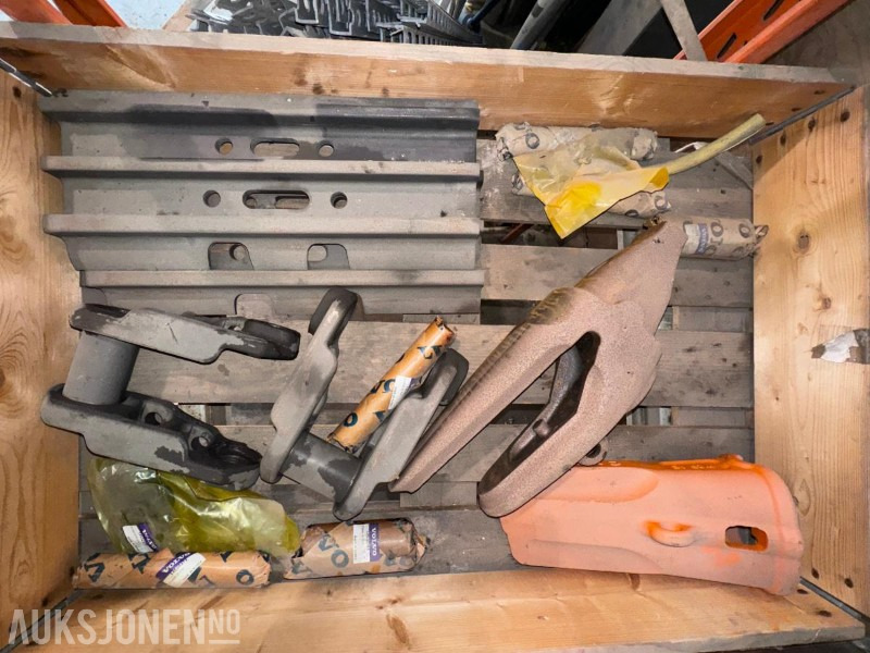 Diverse deler til Volvo EC460 gravemaskin og skuffe deler - ملحقات - آلات البناء: صور 1 Diverse deler til Volvo EC460 gravemaskin og skuffe deler - ملحقات - آلات البناء: صور 1