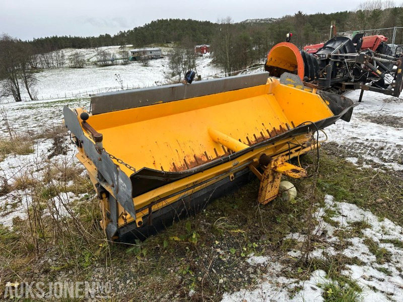 Falköping LB1000 Etterhengende strøkasse - شاحنة: صور 2 Falköping LB1000 Etterhengende strøkasse - شاحنة: صور 2
