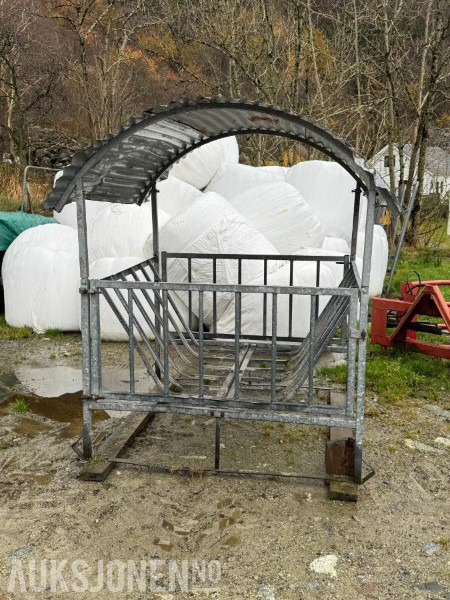 Felleskjøpet - Forhekk med Tak til Småfe - الآلات والماكينات الزراعية: صور 1 Felleskjøpet - Forhekk med Tak til Småfe - الآلات والماكينات الزراعية: صور 1