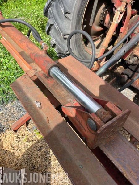 Hydraulisk Dalen Vedkløyver til Traktor. - الآلات والماكينات الزراعية: صور 2 Hydraulisk Dalen Vedkløyver til Traktor. - الآلات والماكينات الزراعية: صور 2