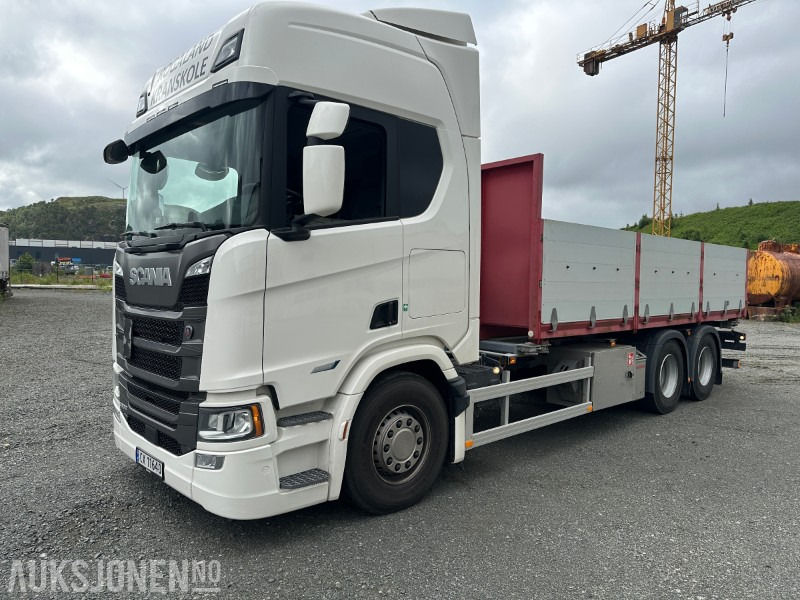 Scania R560 2022 – Kjøreskolebil m/ plan og containerpåbygg - شاحنة: صور 1 Scania R560 2022 – Kjøreskolebil m/ plan og containerpåbygg - شاحنة: صور 1