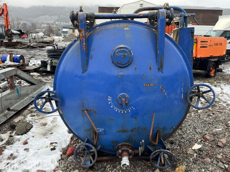 Vanntank på krokramme - معدات البناء: صور 3 Vanntank på krokramme - معدات البناء: صور 3