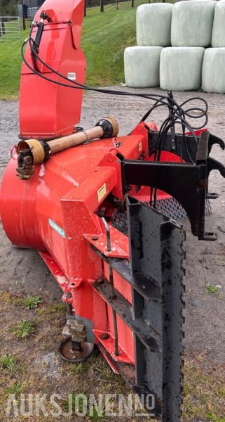 Veldig lite brukt Globus snøfres 2450 - hydraulisk nedbrekk/sving PTO - الآلات والماكينات الزراعية: صور 2 Veldig lite brukt Globus snøfres 2450 - hydraulisk nedbrekk/sving PTO - الآلات والماكينات الزراعية: صور 2