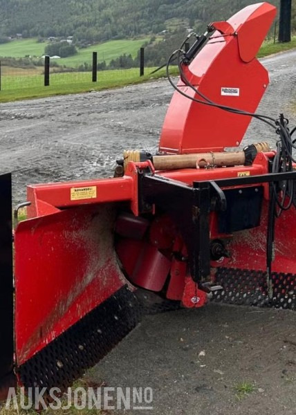 Veldig lite brukt Globus snøfres 2450 - hydraulisk nedbrekk/sving PTO - الآلات والماكينات الزراعية: صور 1 Veldig lite brukt Globus snøfres 2450 - hydraulisk nedbrekk/sving PTO - الآلات والماكينات الزراعية: صور 1