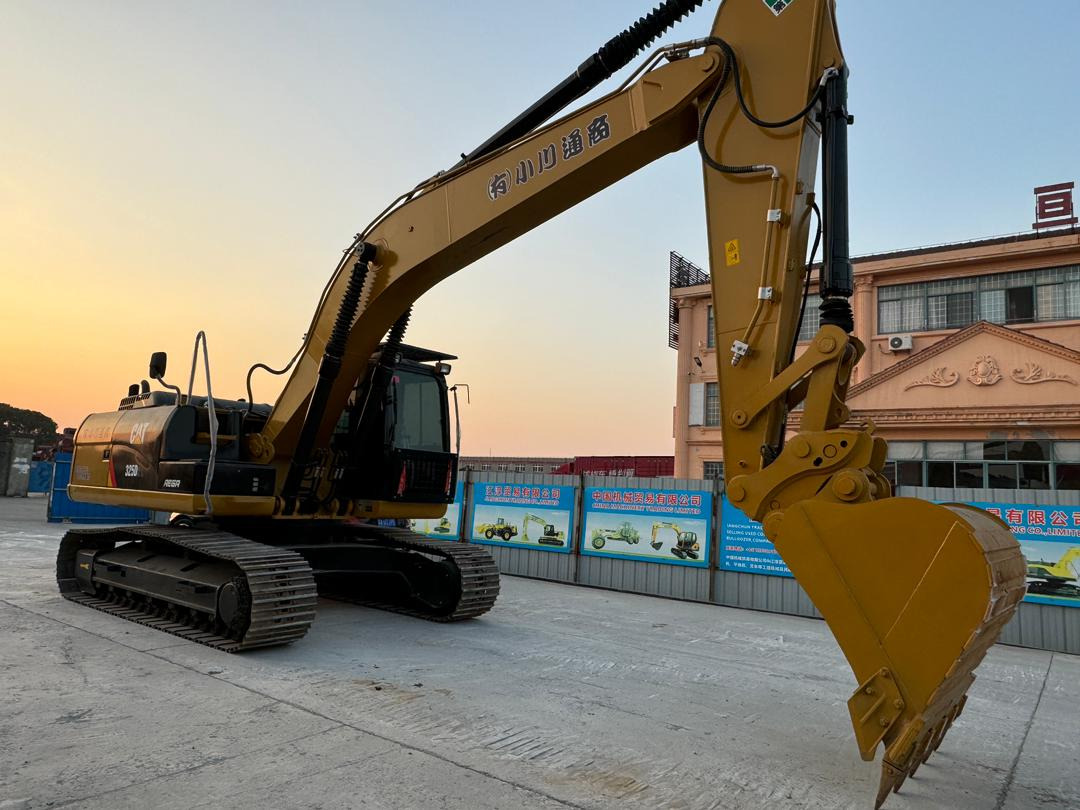 CATERPILLAR 325D CAT 320D 320D2 320GC 329D 330D 330D2 Used Excavator in High Quality for Sale - حفارات زحافة: صور 4 CATERPILLAR 325D CAT 320D 320D2 320GC 329D 330D 330D2 Used Excavator in High Quality for Sale - حفارات زحافة: صور 4