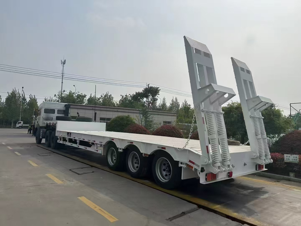 ZHICHENG Semi Flat Bed Low Bed in New or Used with 3 Axles 4 Axles - عربة مسطحة منخفضة نصف مقطورة: صور 2 ZHICHENG Semi Flat Bed Low Bed in New or Used with 3 Axles 4 Axles - عربة مسطحة منخفضة نصف مقطورة: صور 2