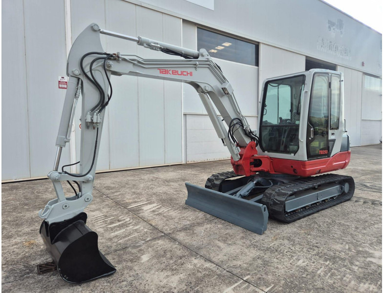 Takeuchi TB250 - حفارة مصغرة: صور 3 Takeuchi TB250 - حفارة مصغرة: صور 3