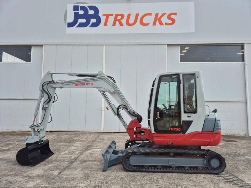 Takeuchi TB250 - حفارة مصغرة: صور 1 Takeuchi TB250 - حفارة مصغرة: صور 1