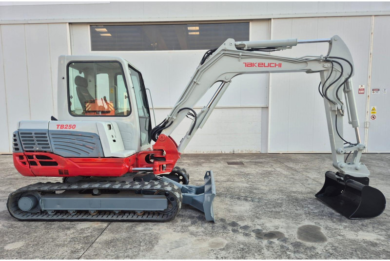 Takeuchi TB250 - حفارة مصغرة: صور 2 Takeuchi TB250 - حفارة مصغرة: صور 2