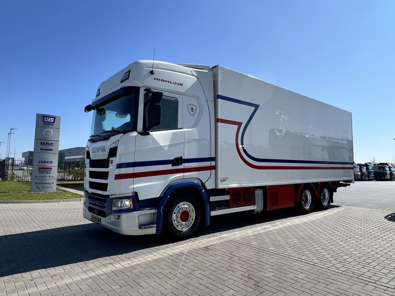 Scania S450 6x2 koelwagen Retarder / Dhollandia / Bloenenmaat - مبردة شاحنة: صور 1 Scania S450 6x2 koelwagen Retarder / Dhollandia / Bloenenmaat - مبردة شاحنة: صور 1