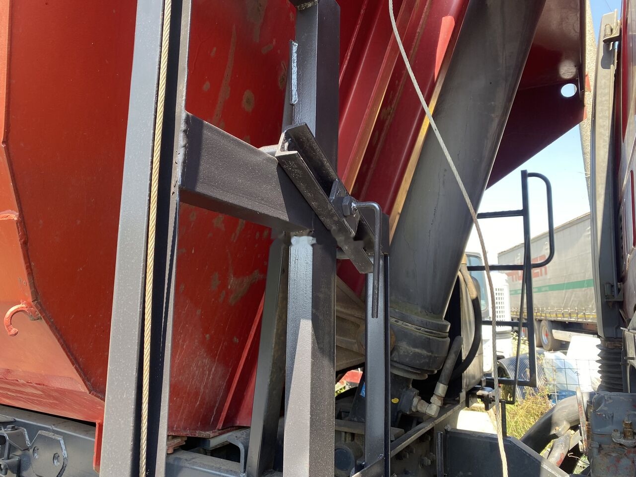 Hyva HARDOX 6x4 BENA basculabila CA NOUA - جسم الشاحنة المسطحة: صور 4 Hyva HARDOX 6x4 BENA basculabila CA NOUA - جسم الشاحنة المسطحة: صور 4