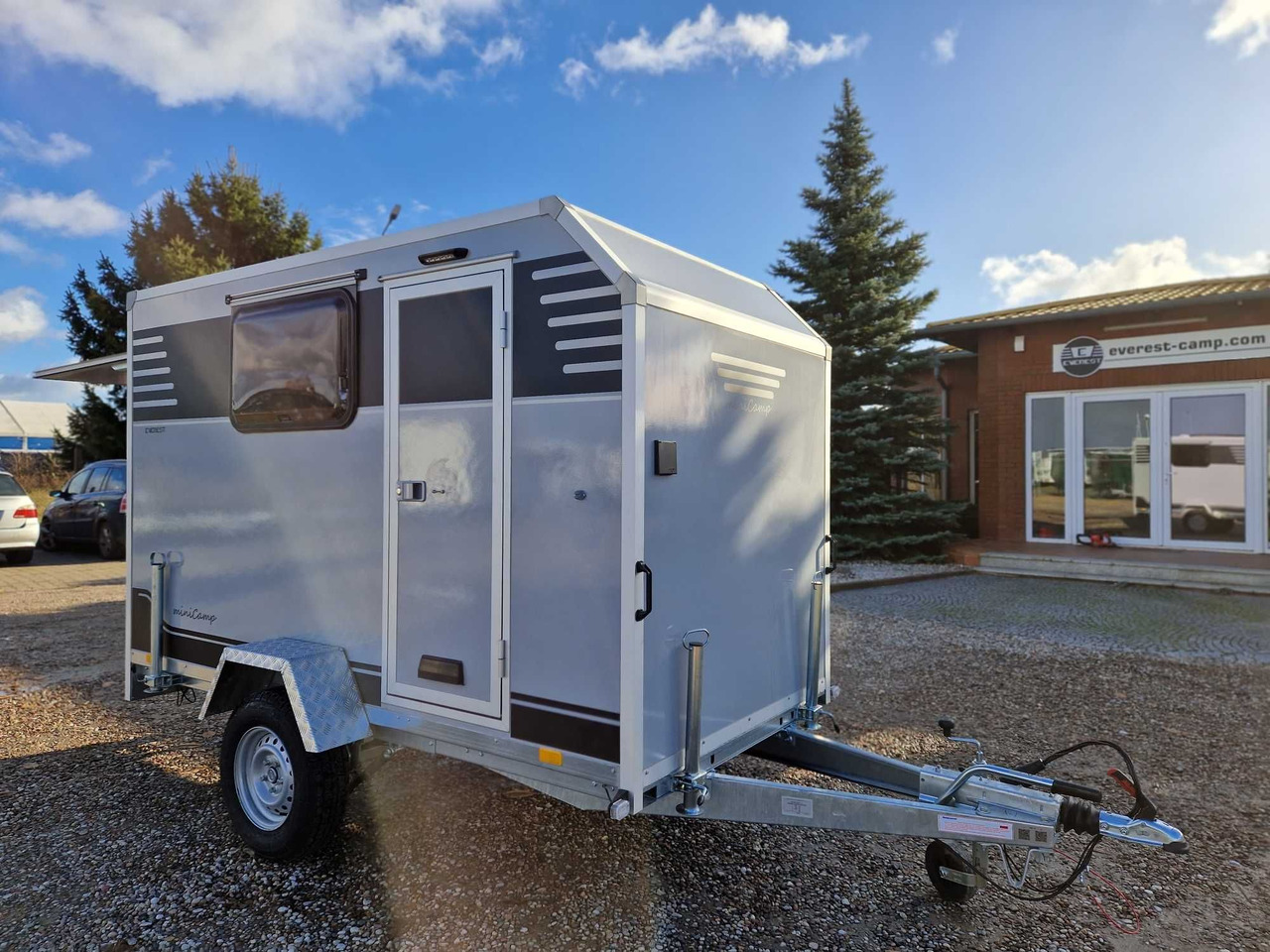 Minicamp Everest Lekki mały kemping camper DMC 600 do 1000kg NOWA - كرفان سحب: صور 1 Minicamp Everest Lekki mały kemping camper DMC 600 do 1000kg NOWA - كرفان سحب: صور 1