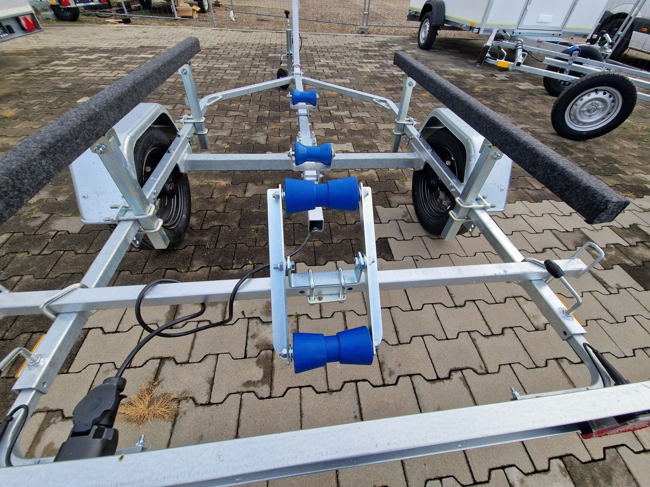 Nowa Przyczepa 2025 Podłodziowa ponton łódź Niewiadów P400 P415 do 6m - شاحنة نقل سيارات مقطورة: صور 1 Nowa Przyczepa 2025 Podłodziowa ponton łódź Niewiadów P400 P415 do 6m - شاحنة نقل سيارات مقطورة: صور 1